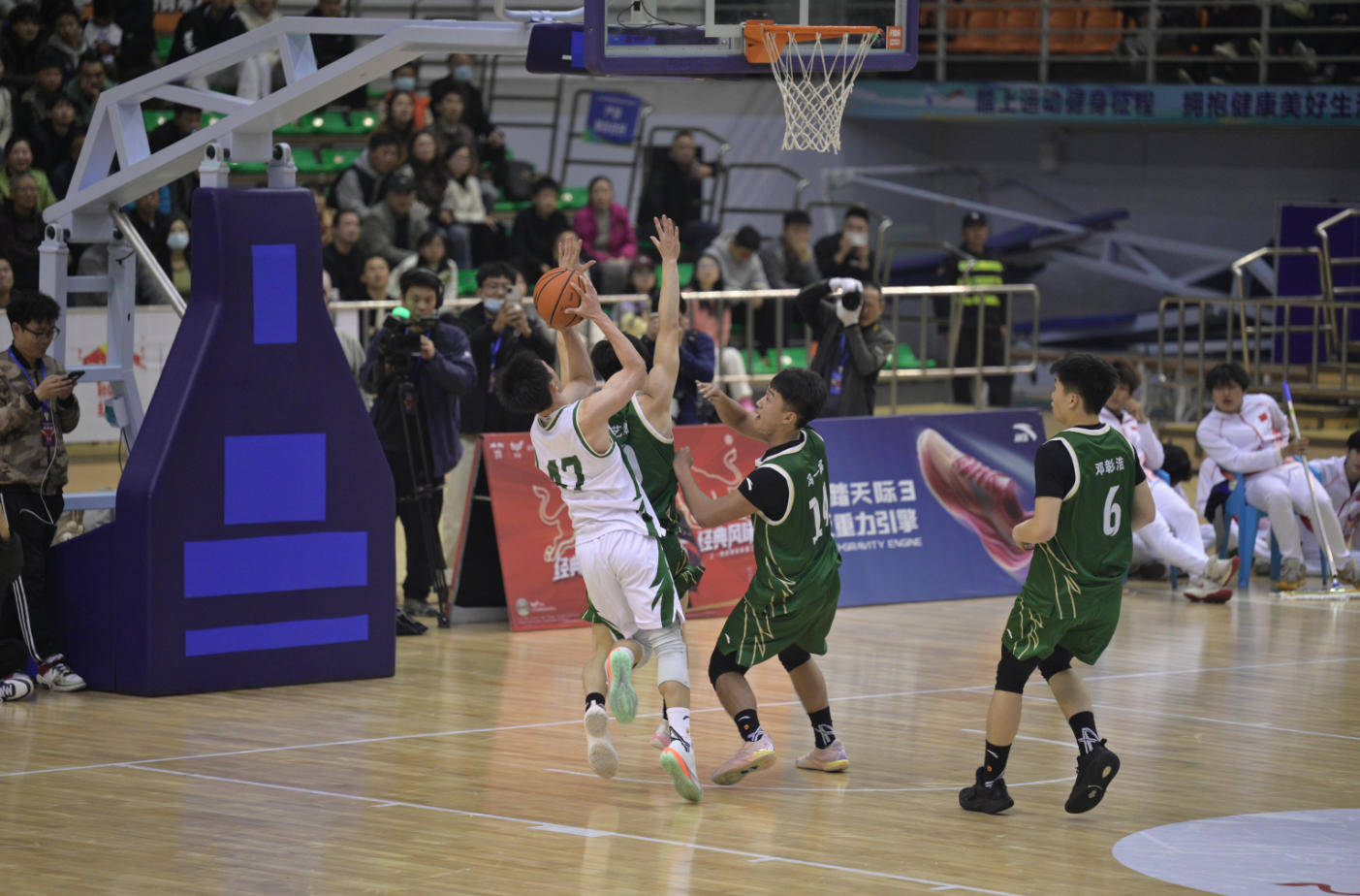 新一季篮球联赛精彩开启，各队实力均衡(篮球新赛事)